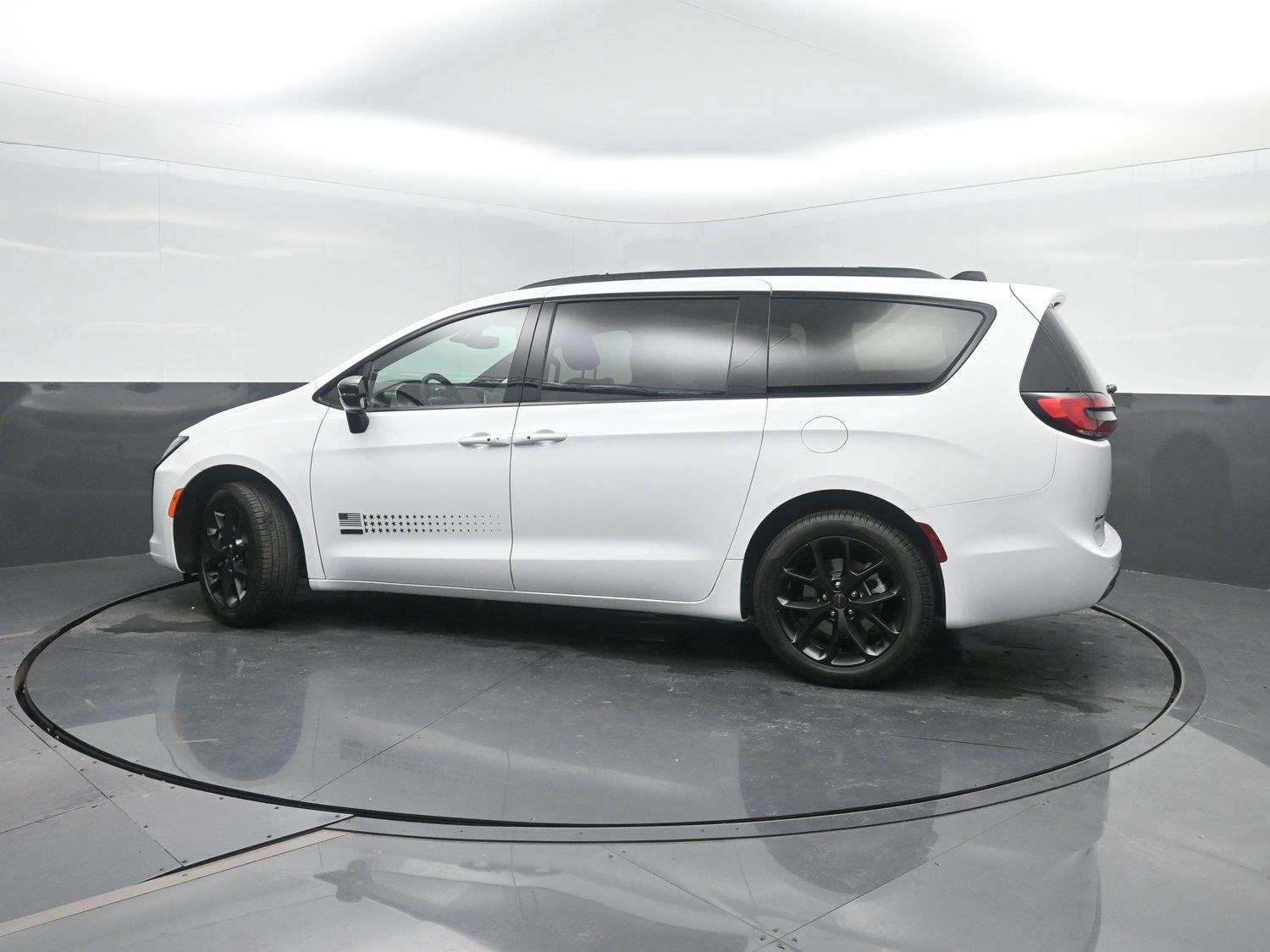 New 2027 Bright White Clearcoat Chrysler Select image 40