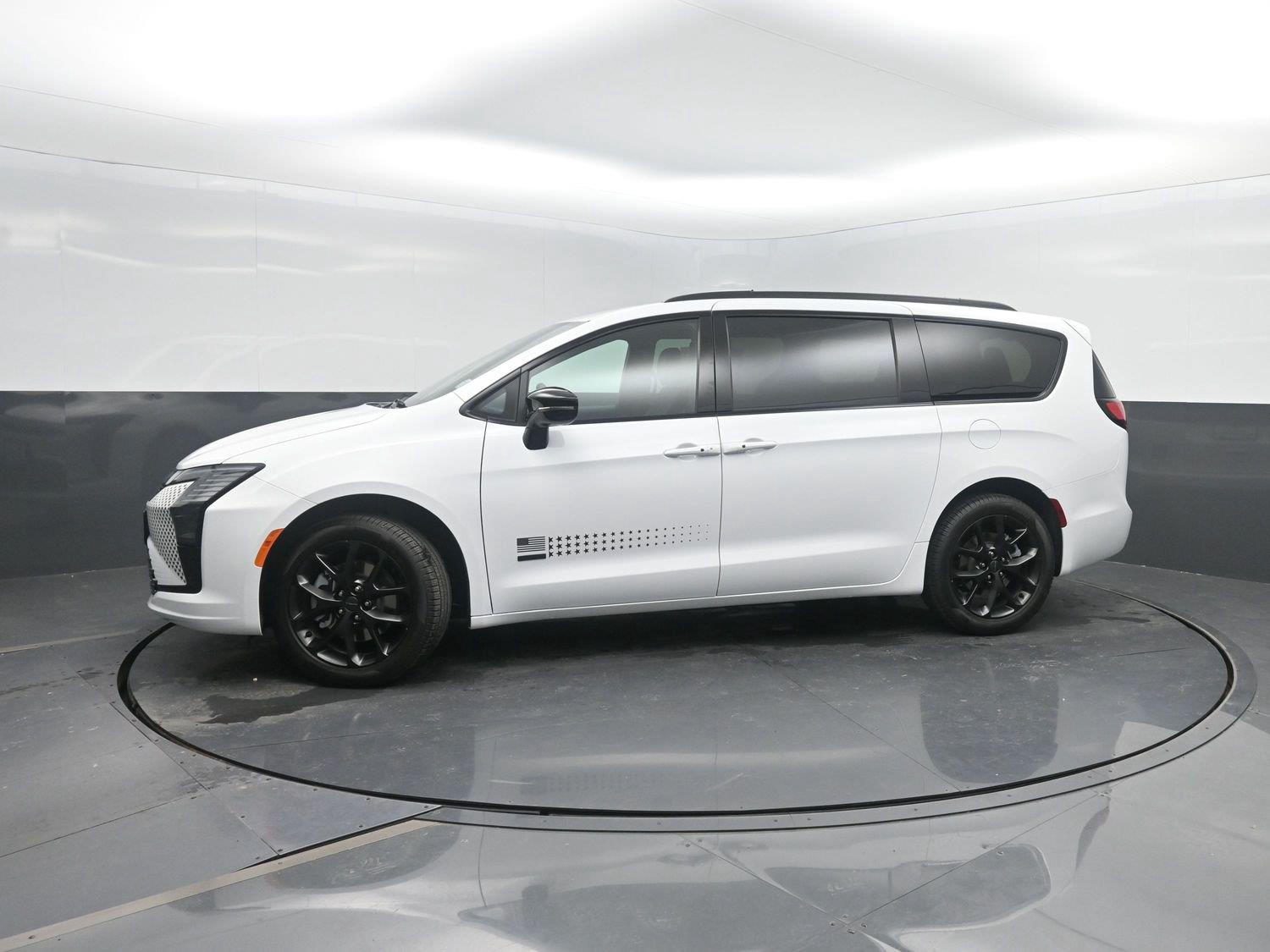 New 2027 Bright White Clearcoat Chrysler Select image 41