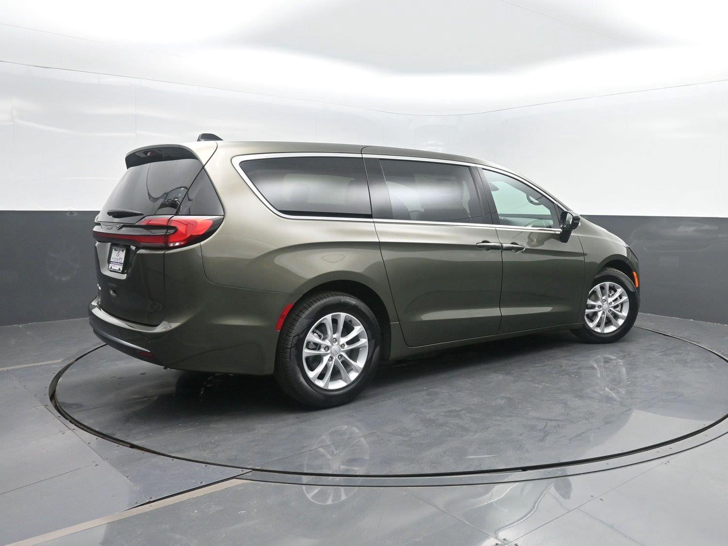 New 2027 Olive Green Pearlcoat Chrysler Select image 2