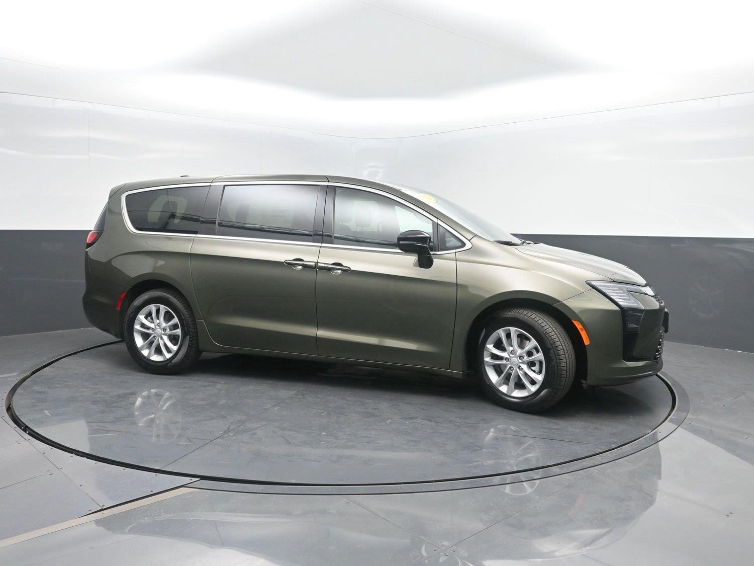 New 2027 Olive Green Pearlcoat Chrysler Select image 3