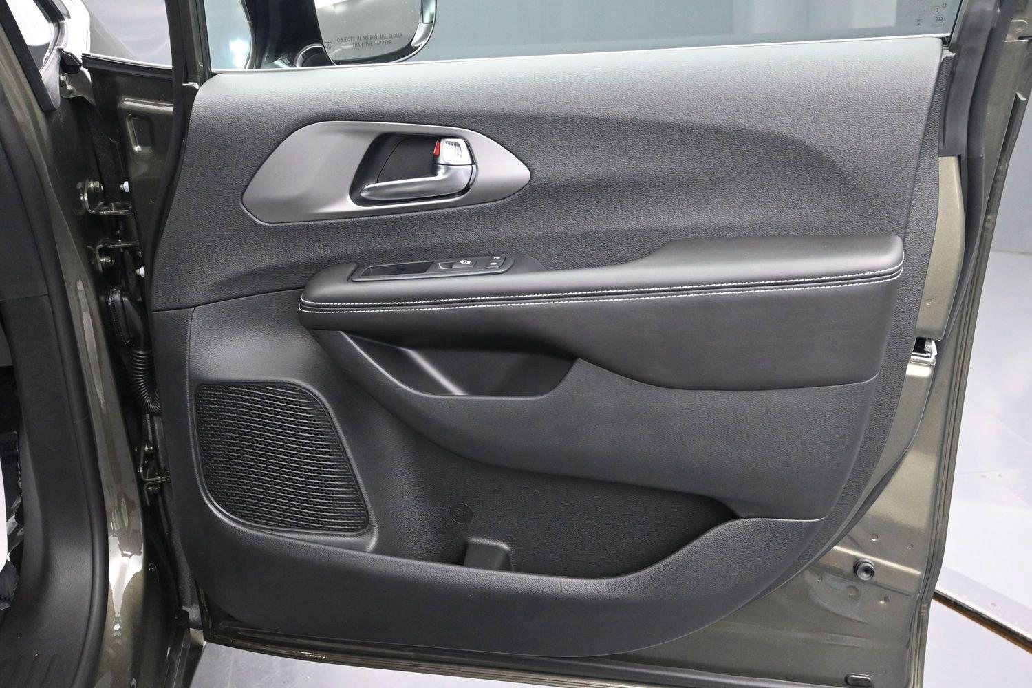 New 2027 Olive Green Pearlcoat Chrysler Select image 7