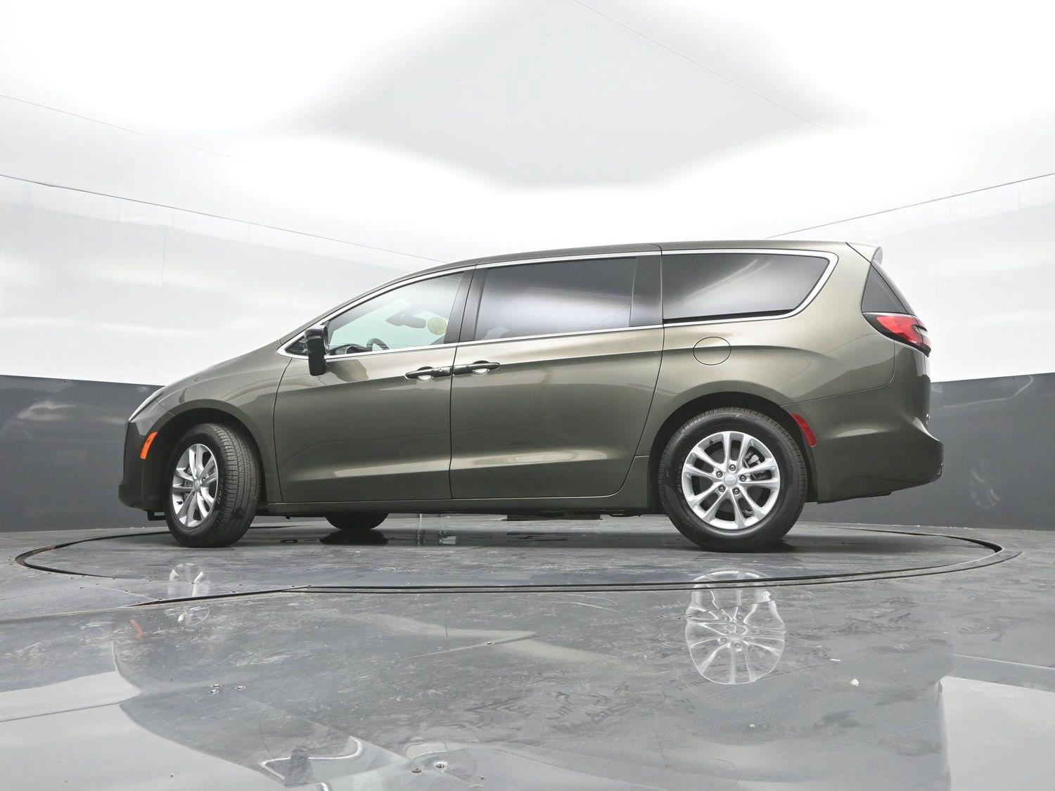 New 2027 Olive Green Pearlcoat Chrysler Select image 31