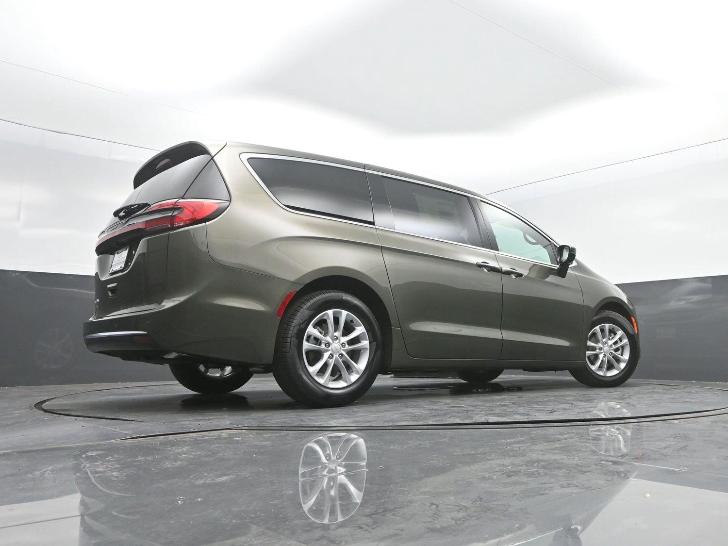 New 2027 Olive Green Pearlcoat Chrysler Select image 32