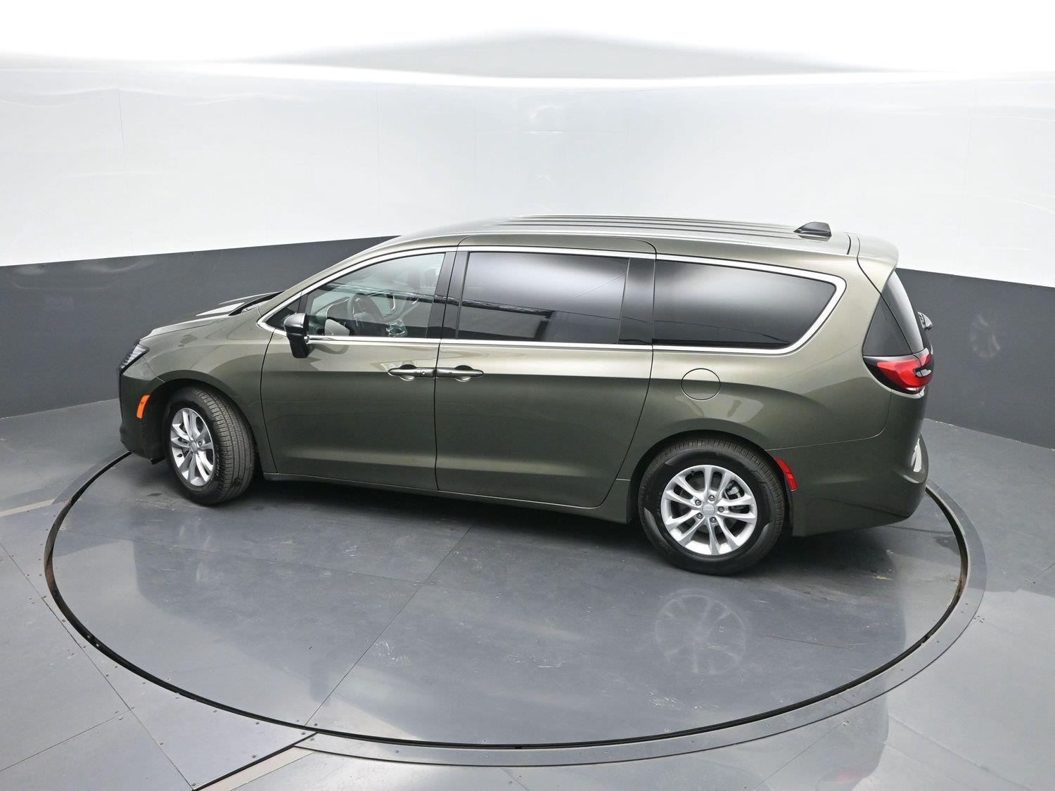 New 2027 Olive Green Pearlcoat Chrysler Select image 35