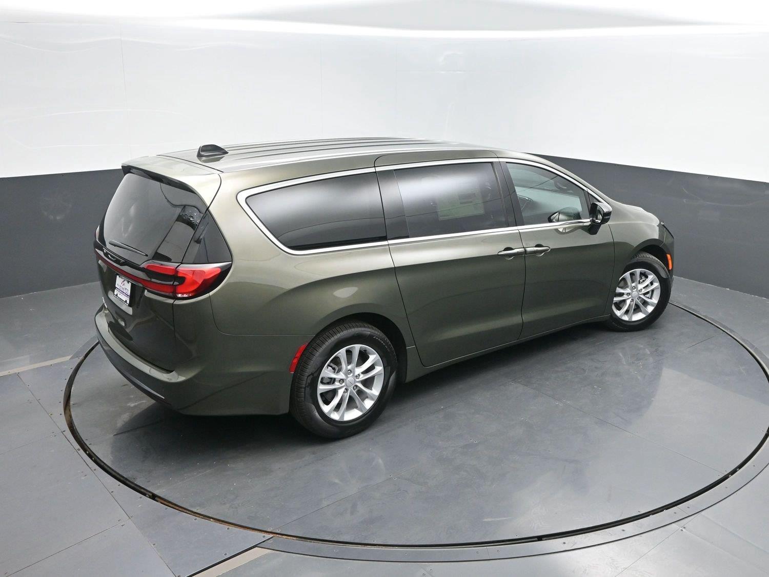 New 2027 Olive Green Pearlcoat Chrysler Select image 36