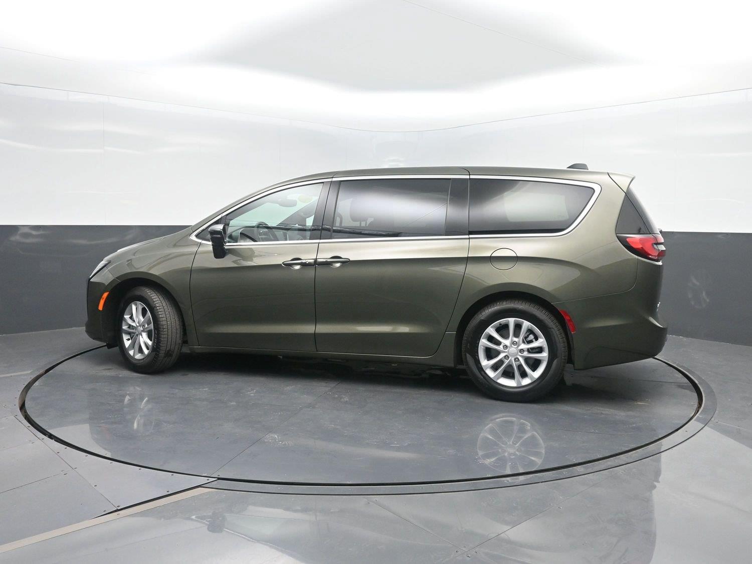 New 2027 Olive Green Pearlcoat Chrysler Select image 38