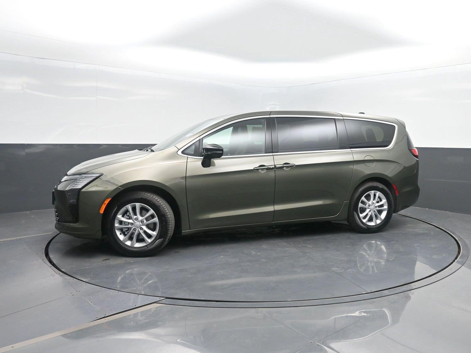 New 2027 Olive Green Pearlcoat Chrysler Select image 39