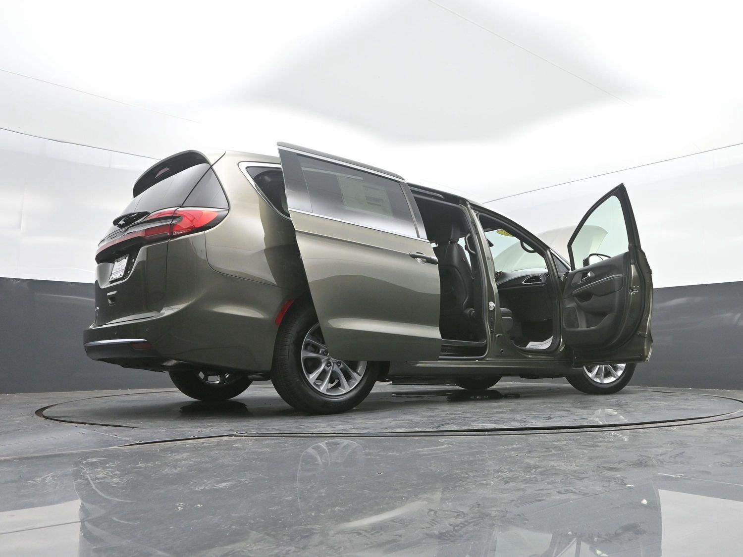 New 2027 Olive Green Pearlcoat Chrysler Select image 47
