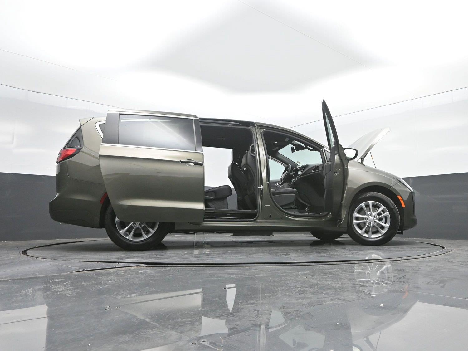 New 2027 Olive Green Pearlcoat Chrysler Select image 49