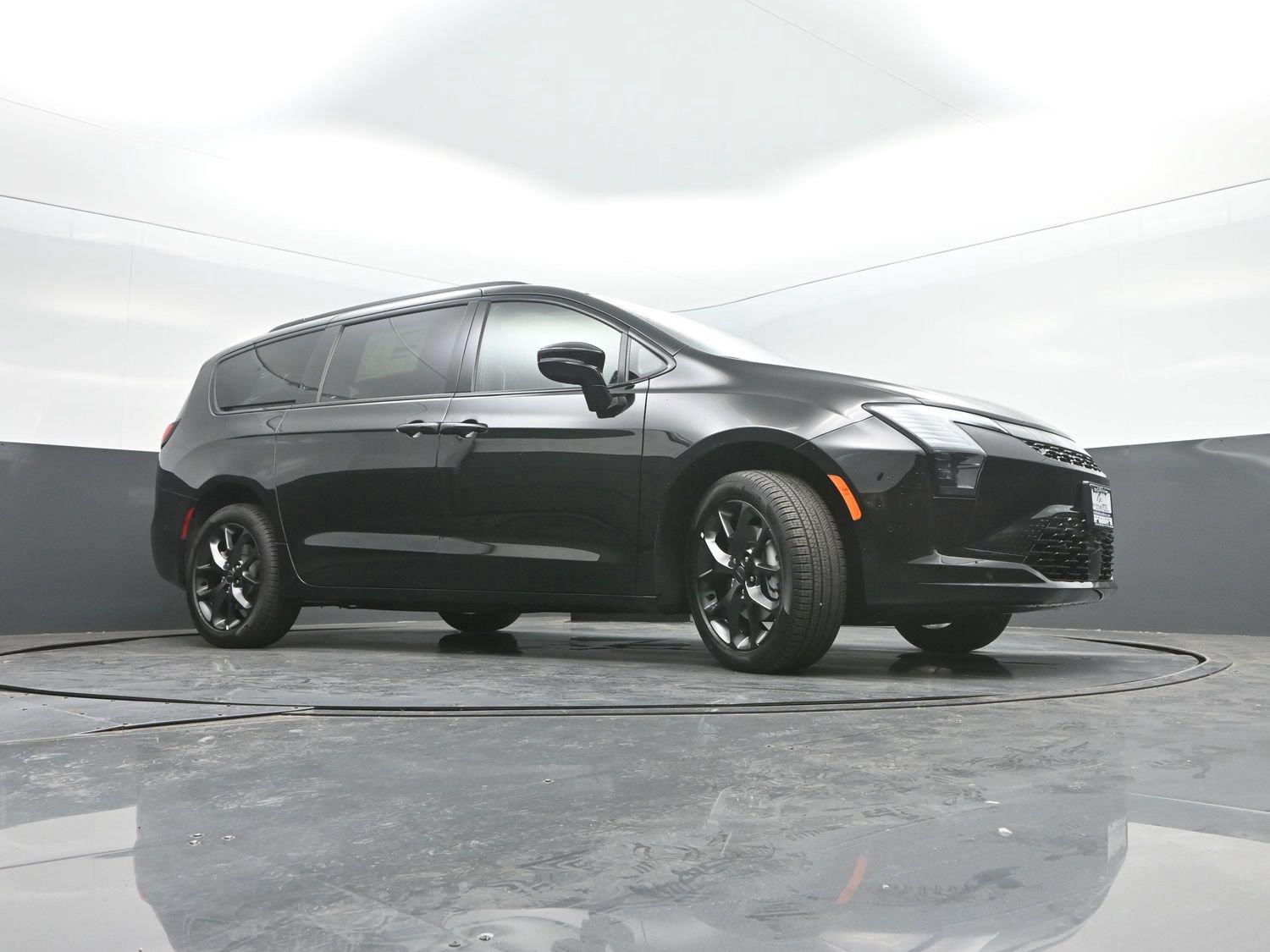 New 2027 Diamond Black Crystal Pearlcoat Chrysler Limited image 36
