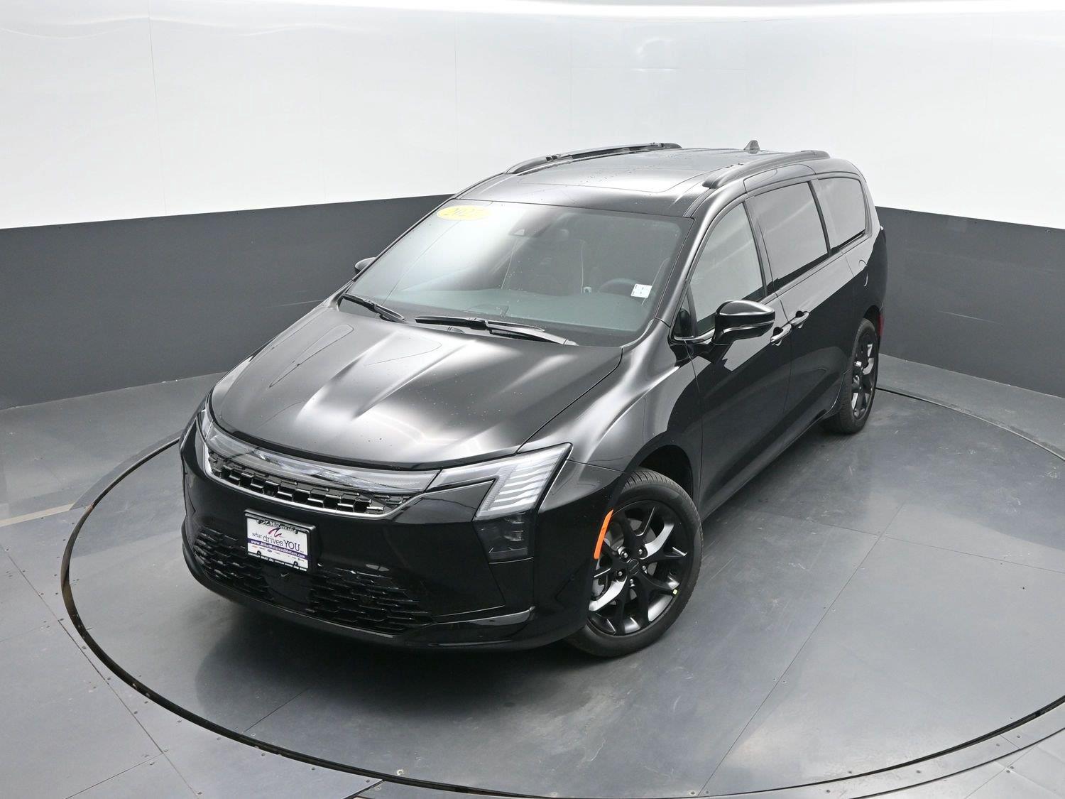 New 2027 Diamond Black Crystal Pearlcoat Chrysler Limited image 37