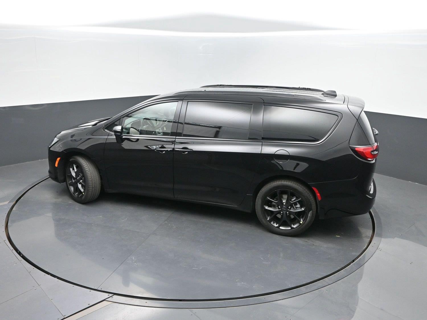 New 2027 Diamond Black Crystal Pearlcoat Chrysler Limited image 38