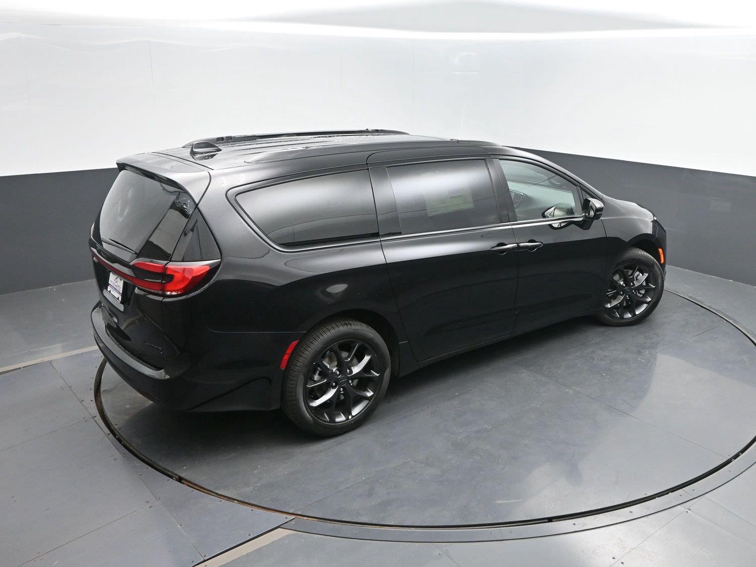 New 2027 Diamond Black Crystal Pearlcoat Chrysler Limited image 39