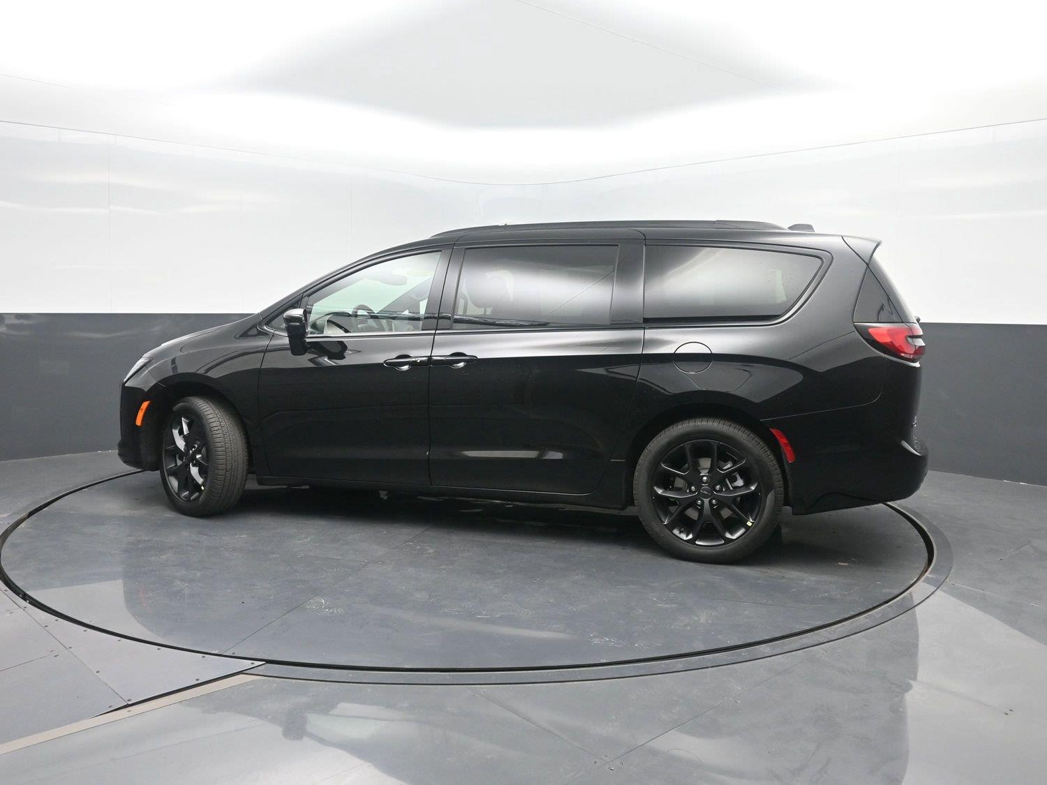 New 2027 Diamond Black Crystal Pearlcoat Chrysler Limited image 41
