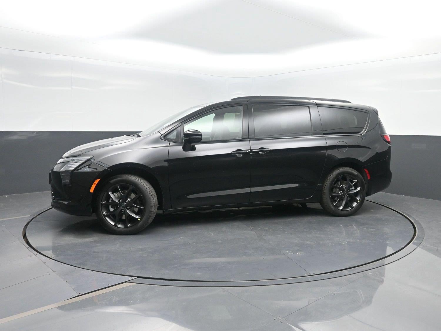 New 2027 Diamond Black Crystal Pearlcoat Chrysler Limited image 42