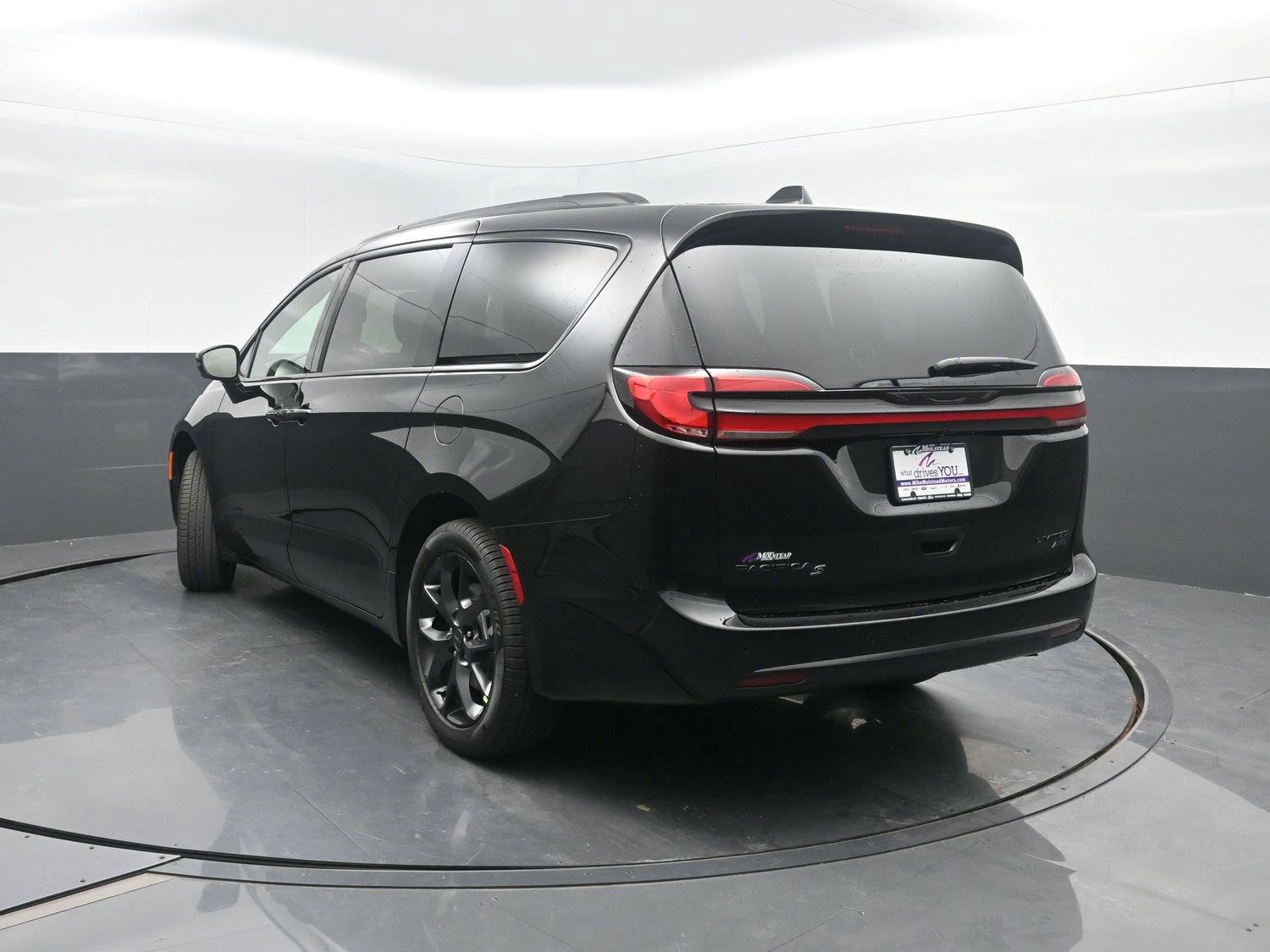 New 2027 Diamond Black Crystal Pearlcoat Chrysler Limited image 44