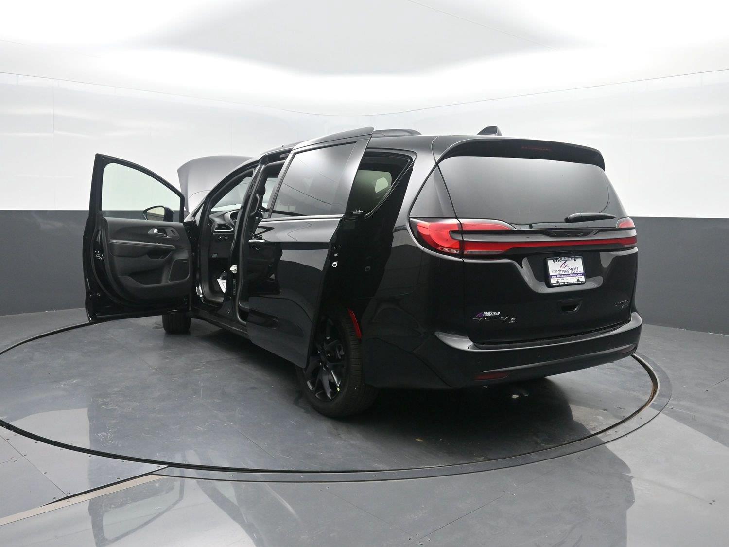 New 2027 Diamond Black Crystal Pearlcoat Chrysler Limited image 47