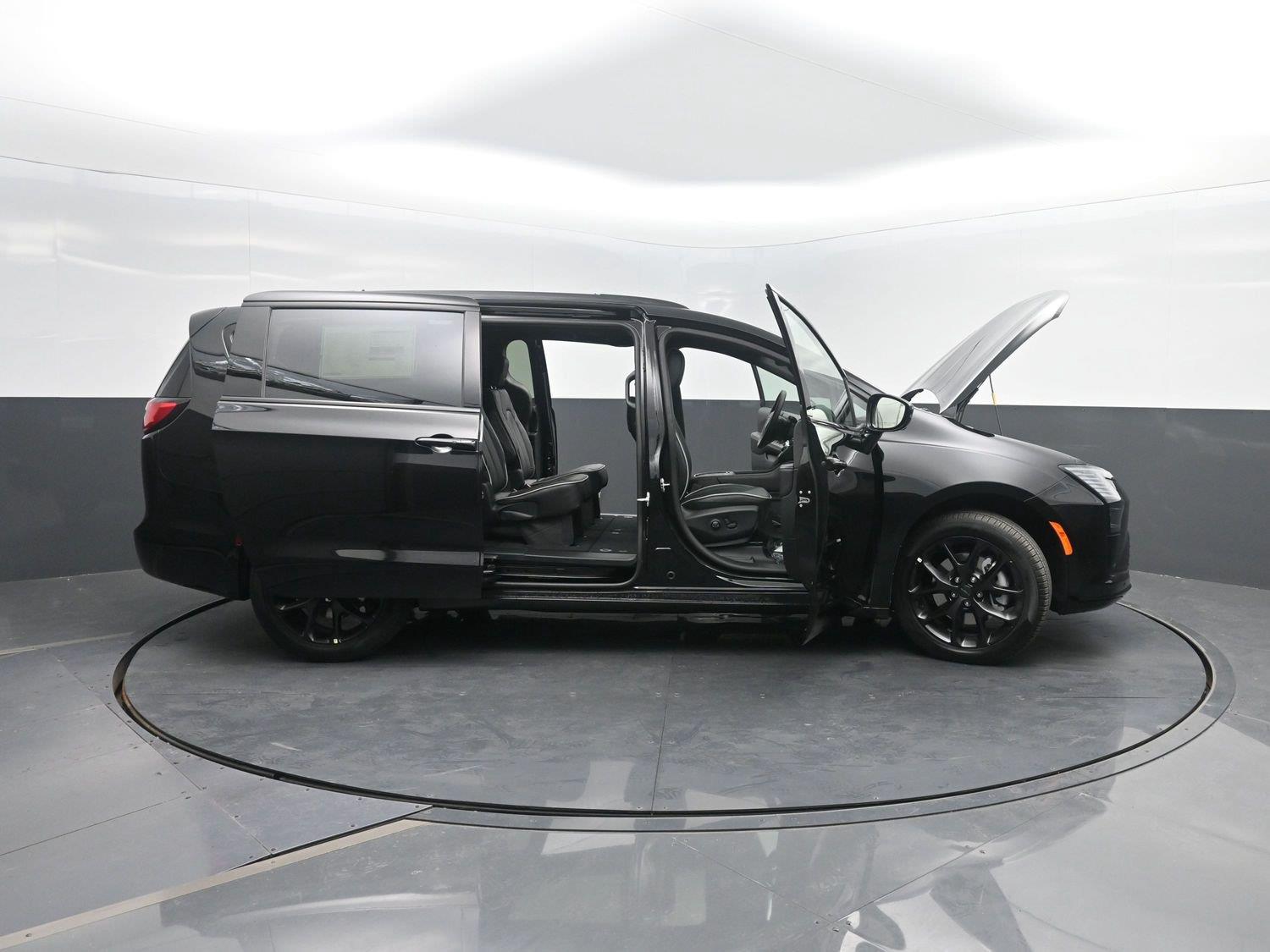 New 2027 Diamond Black Crystal Pearlcoat Chrysler Limited image 48
