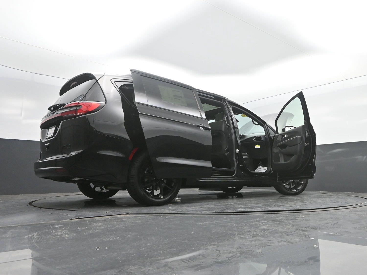 New 2027 Diamond Black Crystal Pearlcoat Chrysler Limited image 50