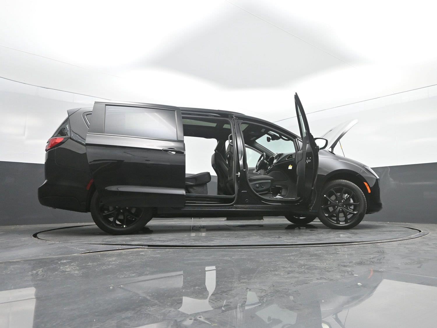 New 2027 Diamond Black Crystal Pearlcoat Chrysler Limited image 52