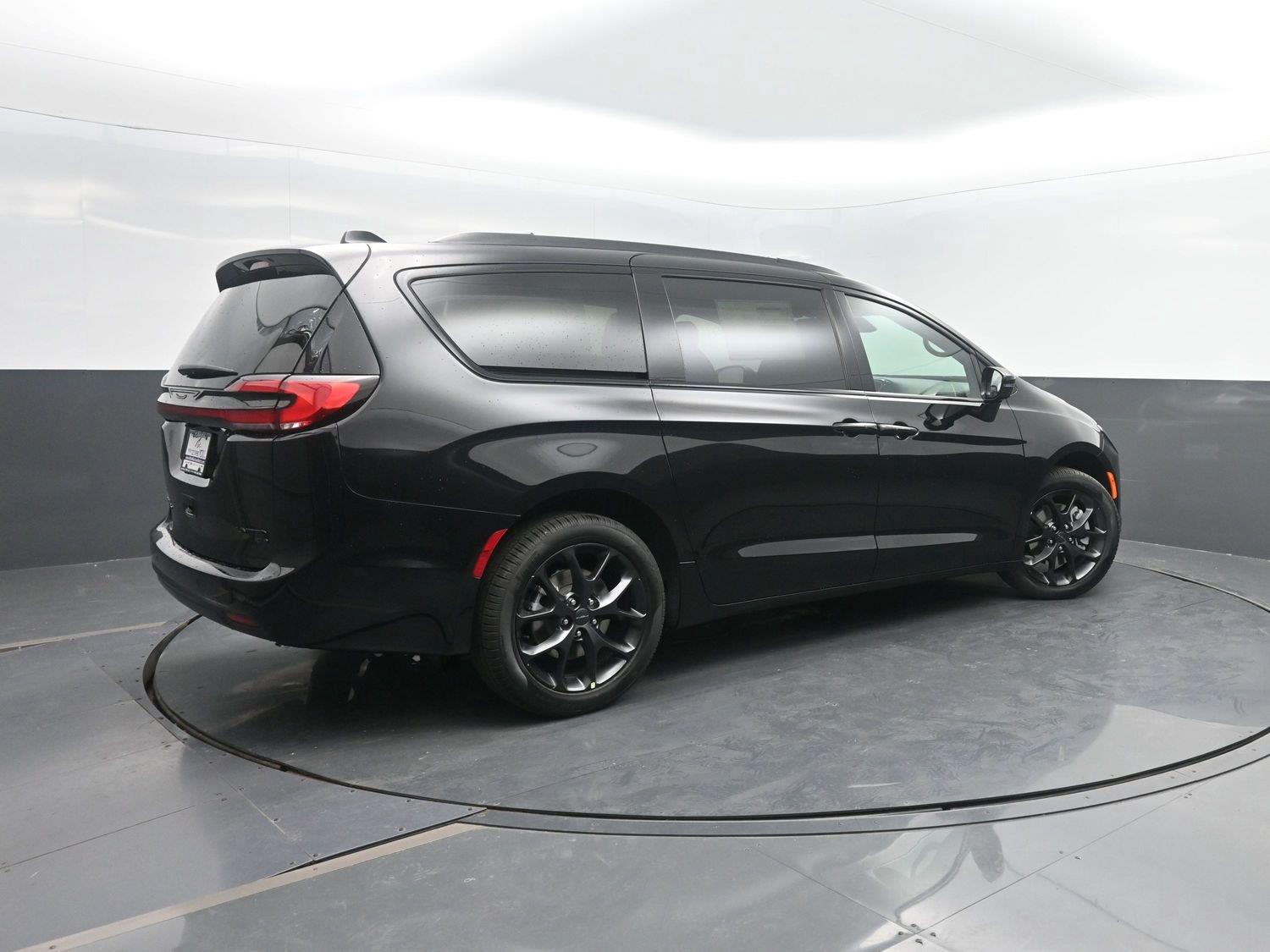 New 2027 Diamond Black Crystal Pearlcoat Chrysler Limited image 2