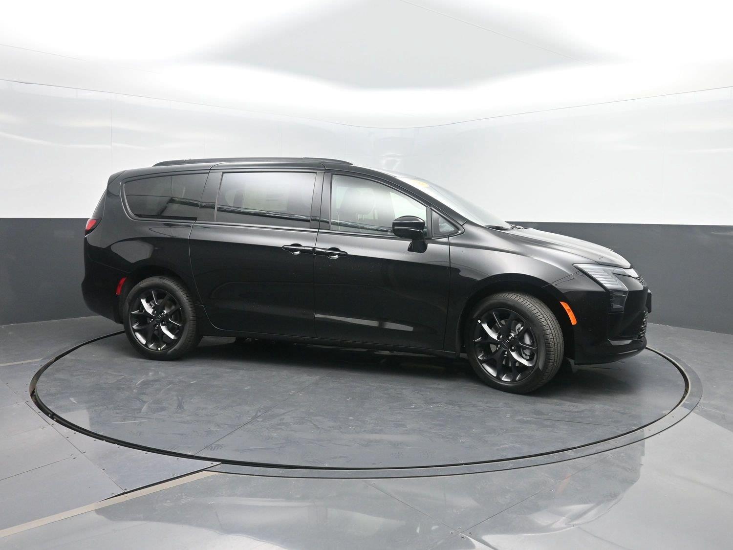 New 2027 Diamond Black Crystal Pearlcoat Chrysler Limited image 3