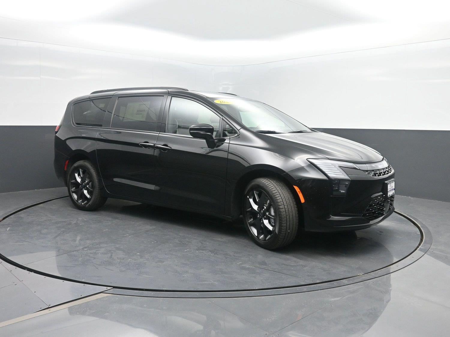 New 2027 Diamond Black Crystal Pearlcoat Chrysler Limited image 4