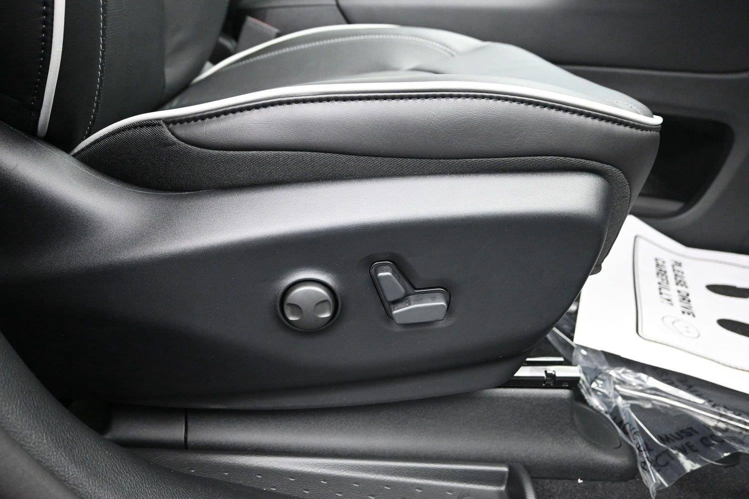 New 2027 Diamond Black Crystal Pearlcoat Chrysler Limited image 9