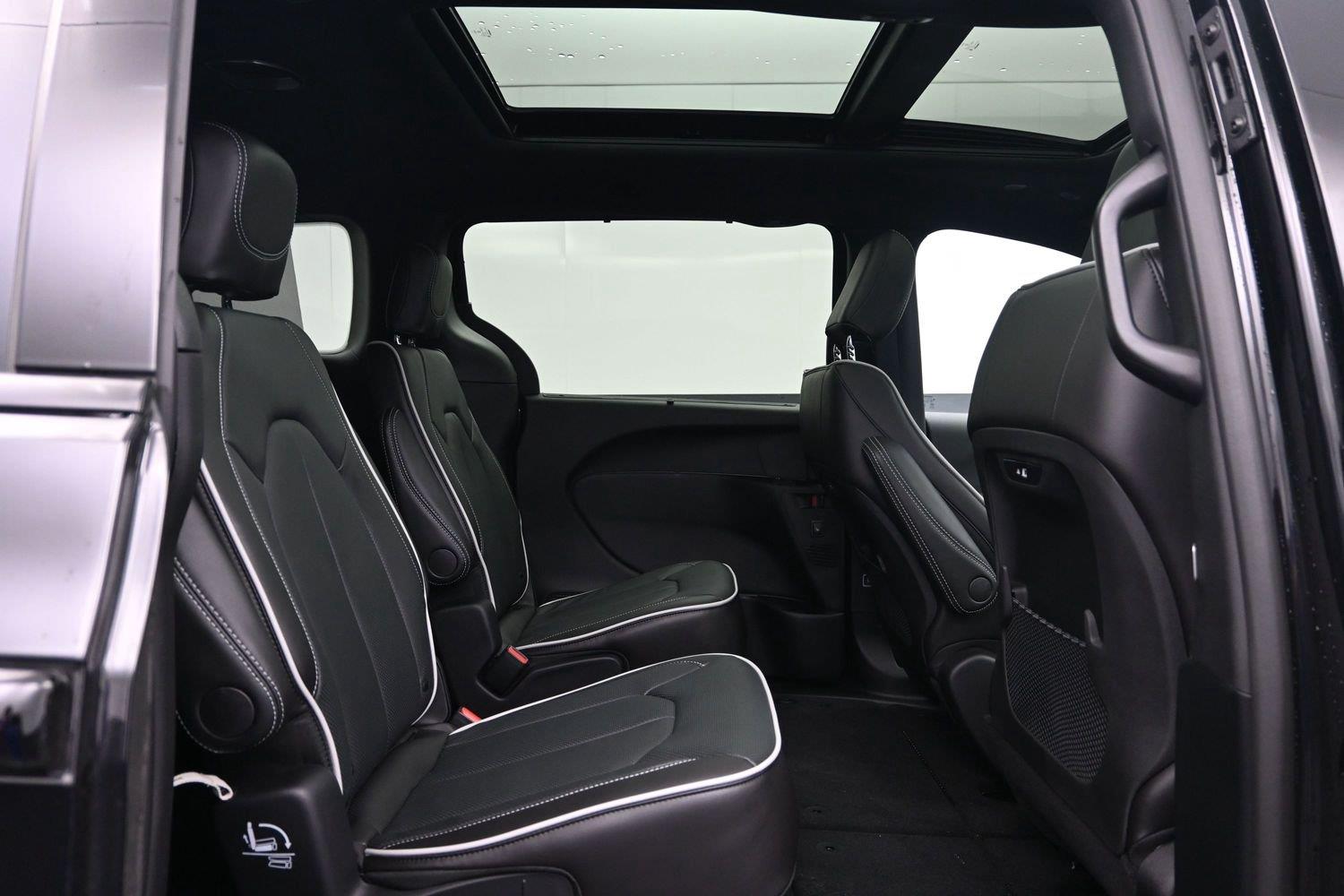 New 2027 Diamond Black Crystal Pearlcoat Chrysler Limited image 12