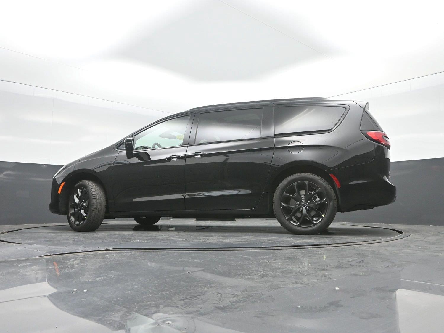 New 2027 Diamond Black Crystal Pearlcoat Chrysler Limited image 34