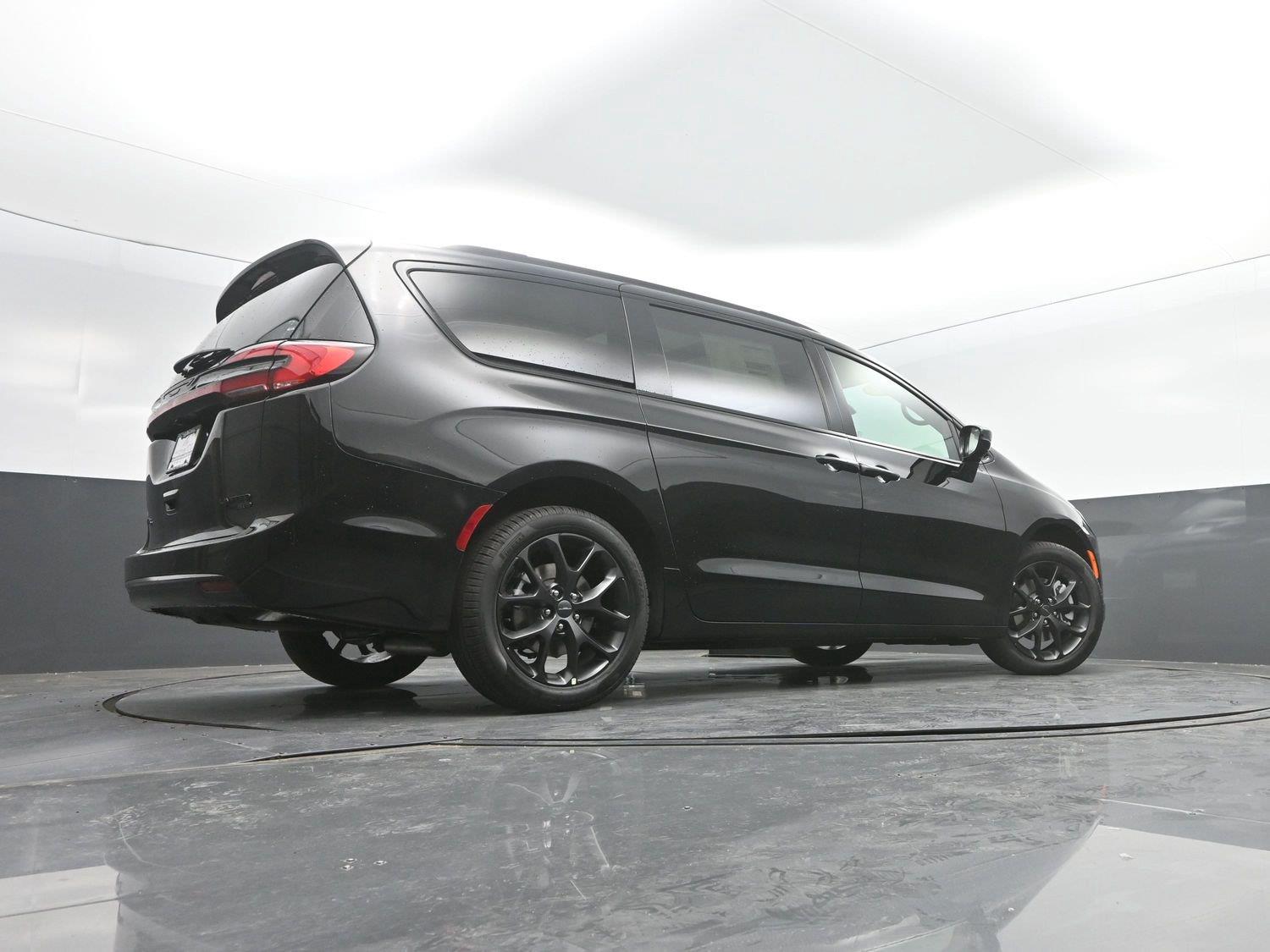 New 2027 Diamond Black Crystal Pearlcoat Chrysler Limited image 35