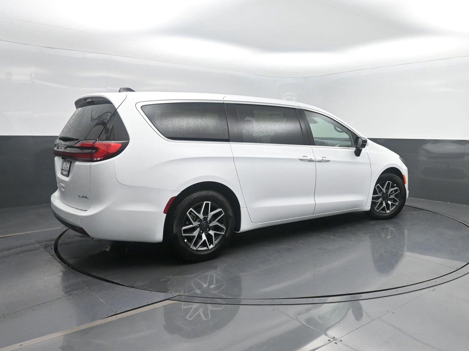 New 2027 Bright White Clearcoat Chrysler Limited image 2