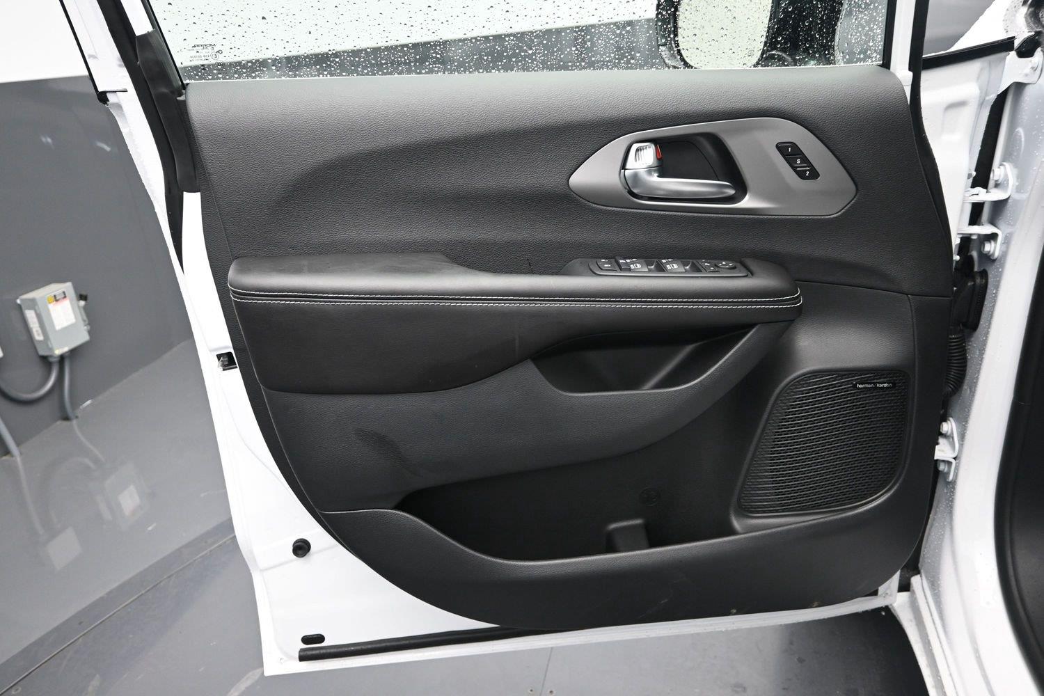 New 2027 Bright White Clearcoat Chrysler Limited image 19