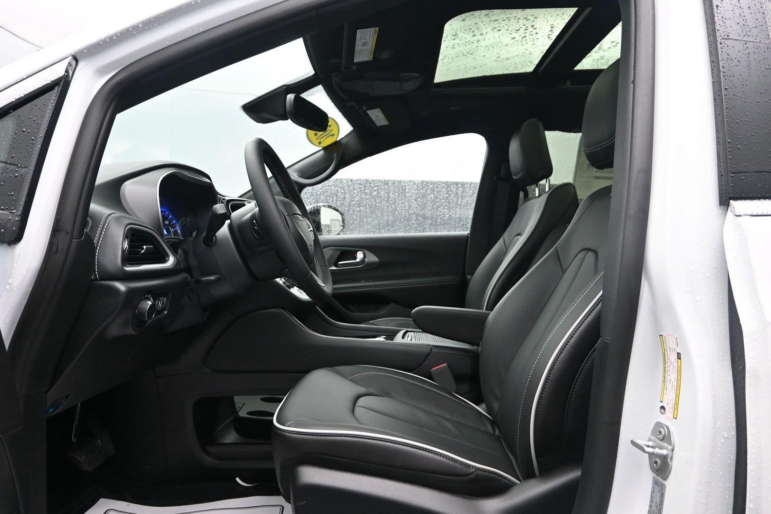 New 2027 Bright White Clearcoat Chrysler Limited image 22