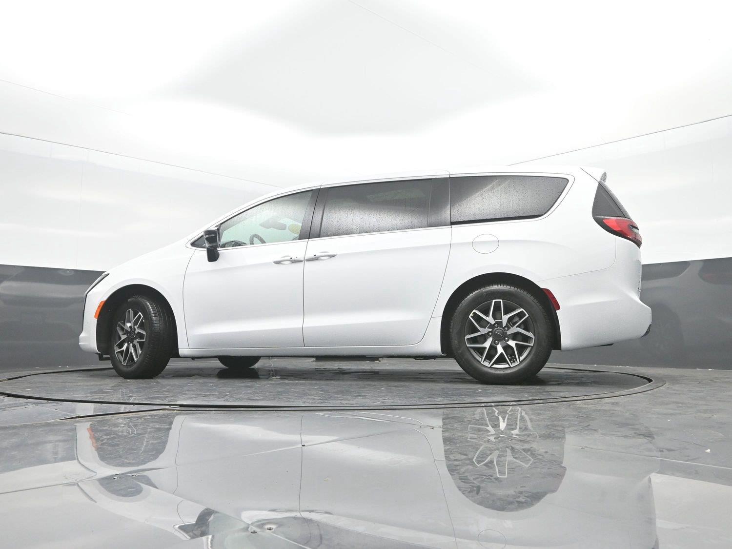 New 2027 Bright White Clearcoat Chrysler Limited image 35