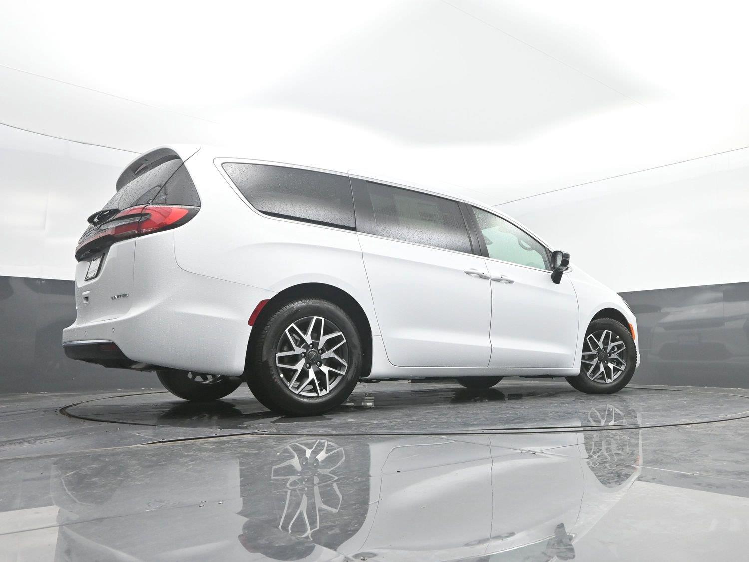 New 2027 Bright White Clearcoat Chrysler Limited image 36