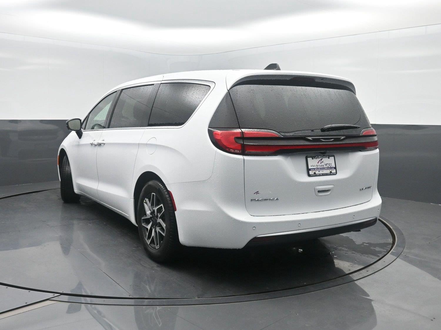 New 2027 Bright White Clearcoat Chrysler Limited image 45