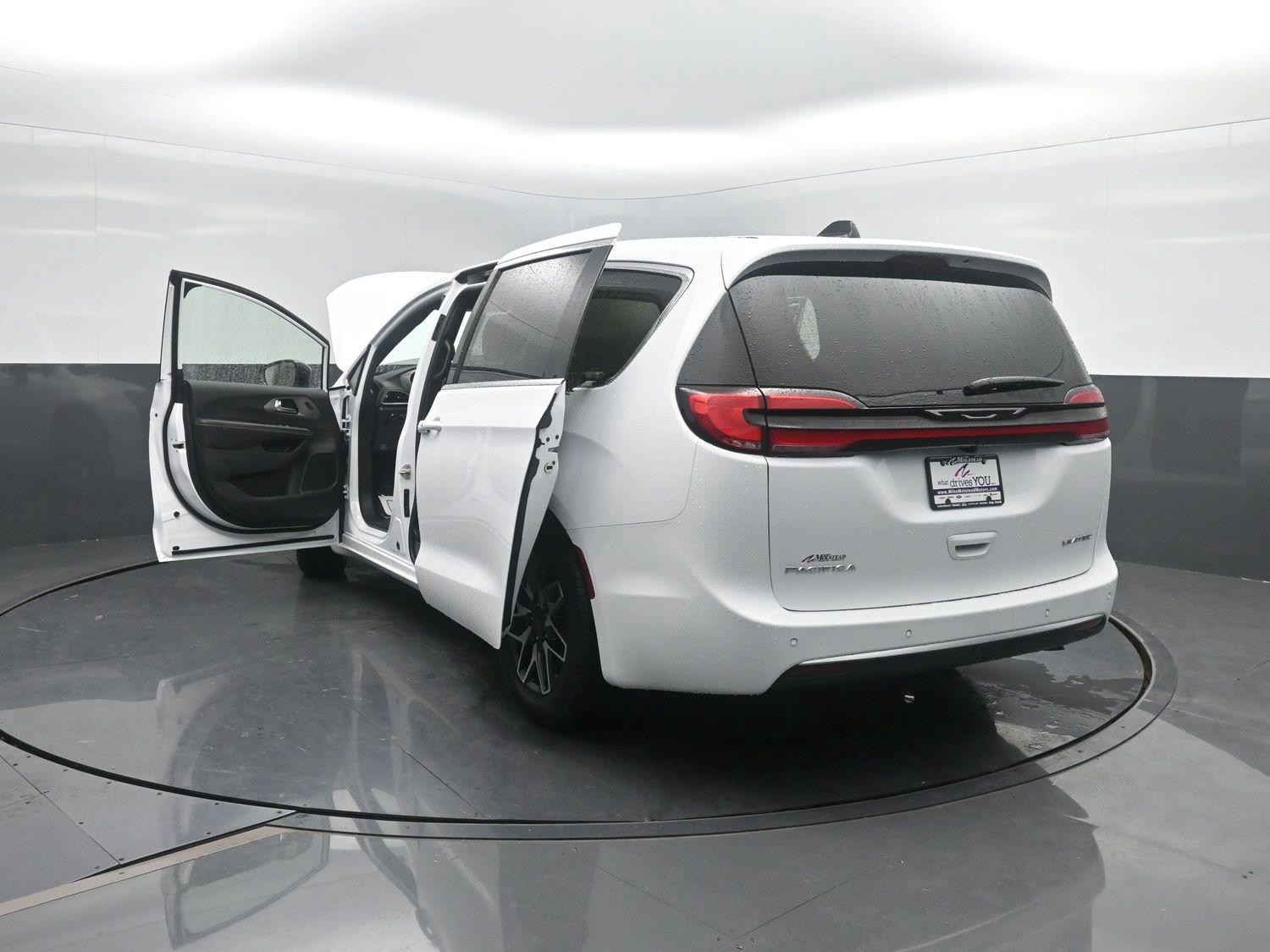 New 2027 Bright White Clearcoat Chrysler Limited image 48
