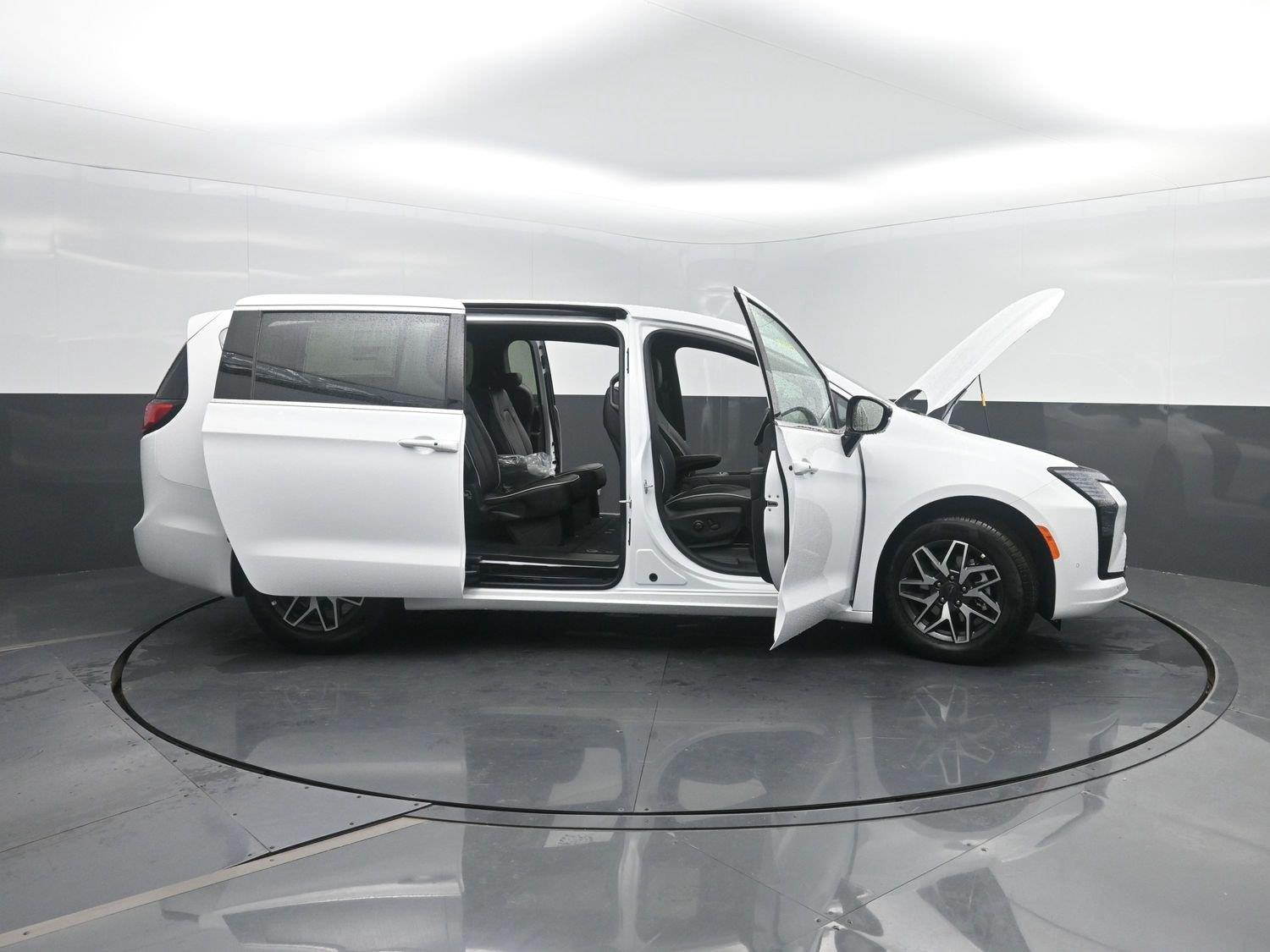 New 2027 Bright White Clearcoat Chrysler Limited image 49