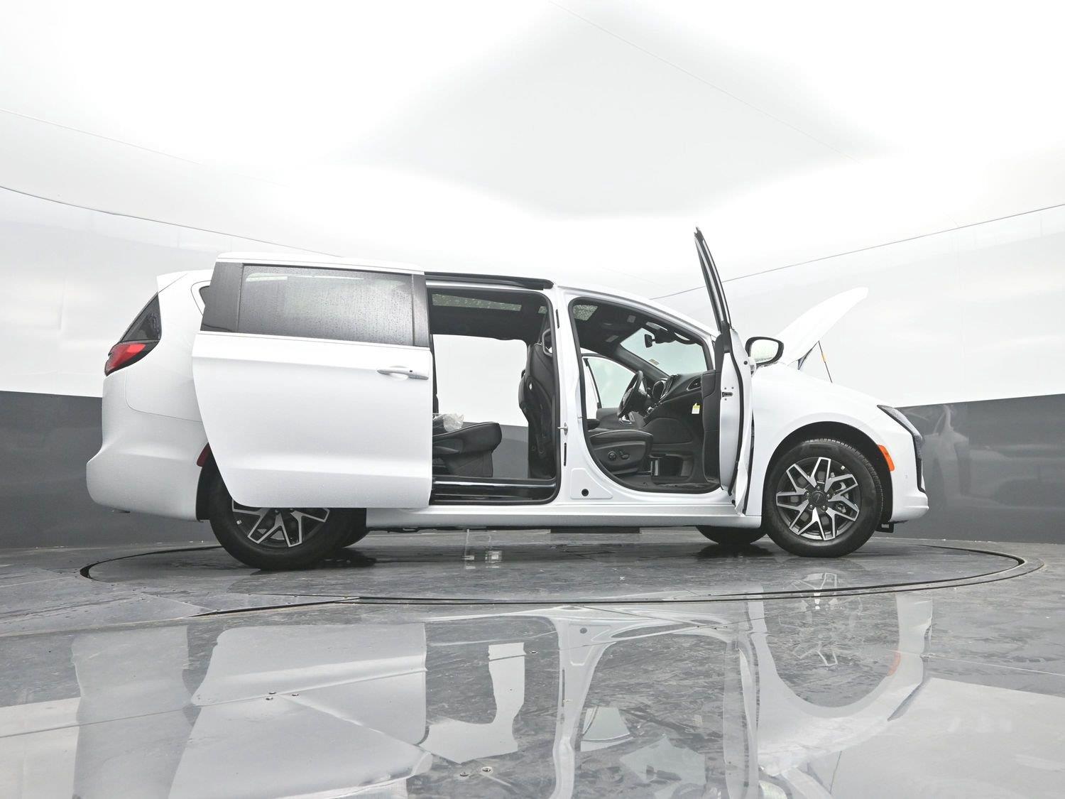 New 2027 Bright White Clearcoat Chrysler Limited image 53