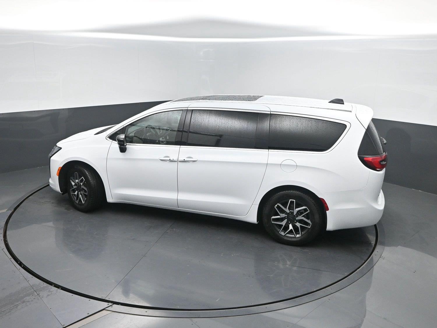 New 2027 Bright White Clearcoat Chrysler Limited image 39