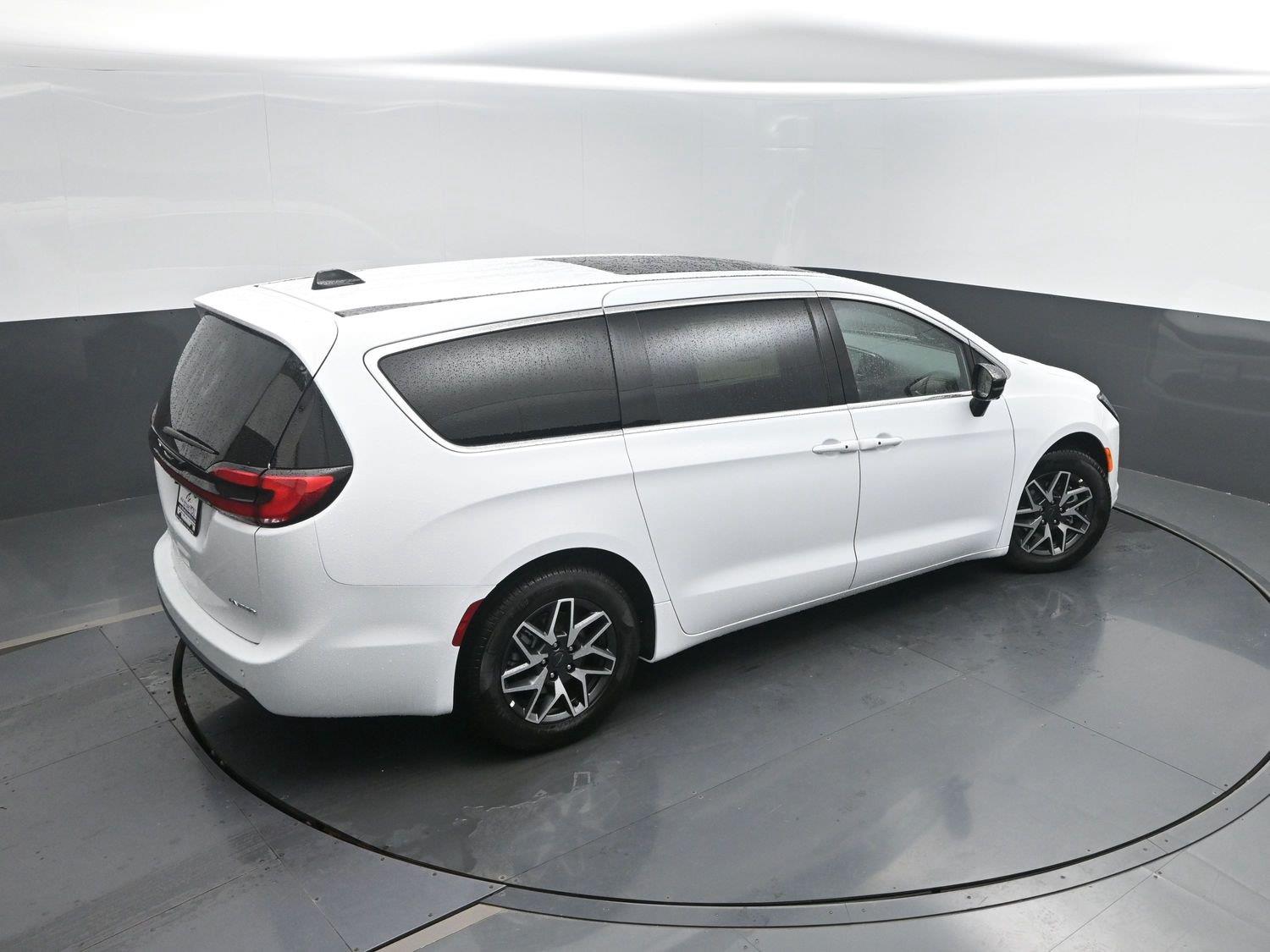 New 2027 Bright White Clearcoat Chrysler Limited image 40