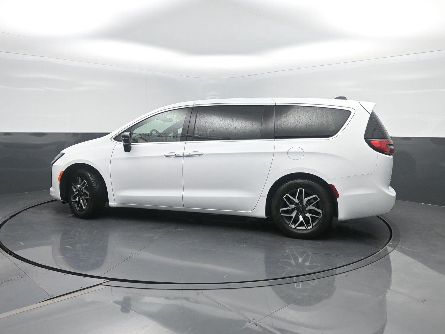 New 2027 Bright White Clearcoat Chrysler Limited image 42