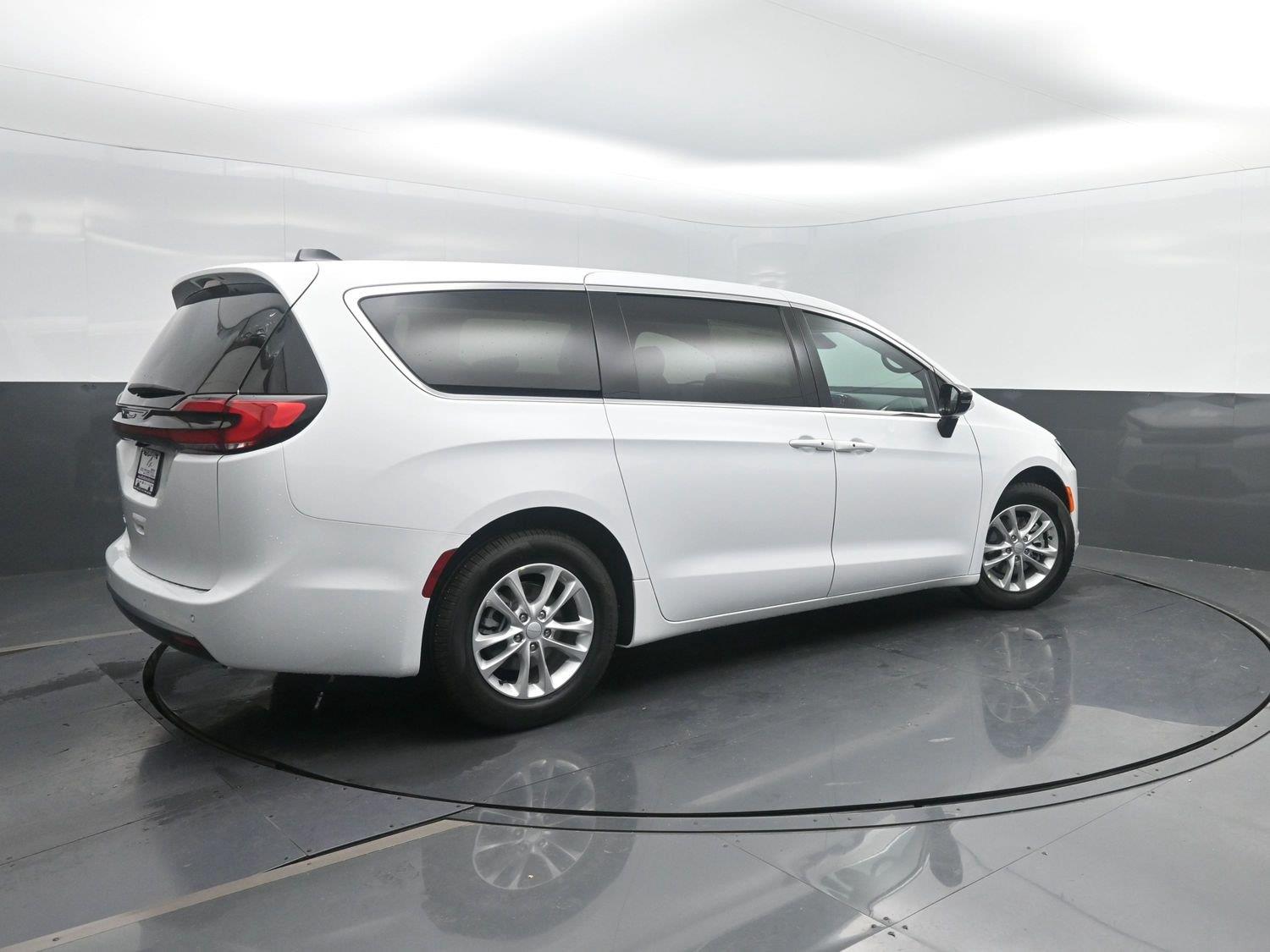 New 2027 Bright White Clearcoat Chrysler Select image 2