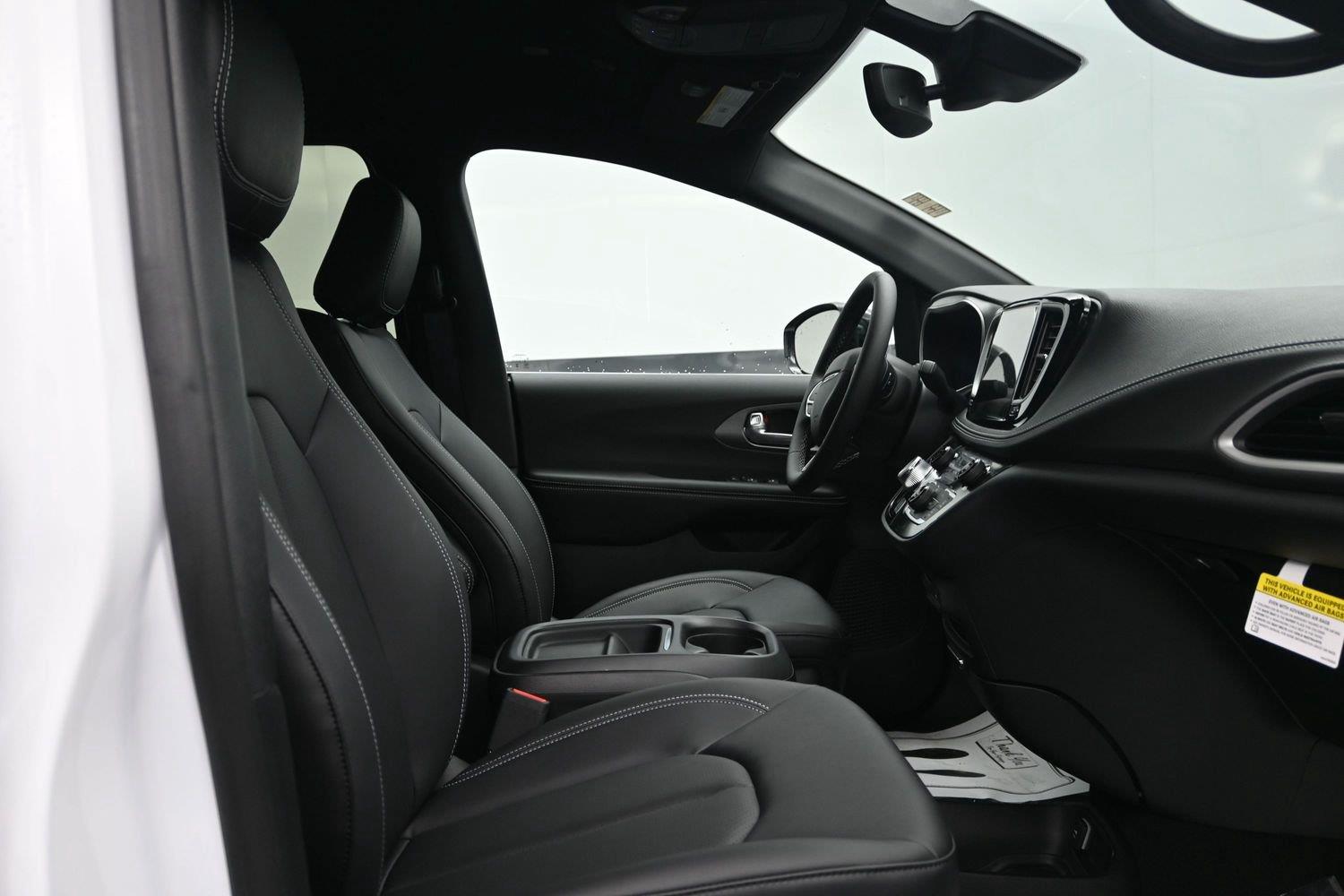 New 2027 Bright White Clearcoat Chrysler Select image 9