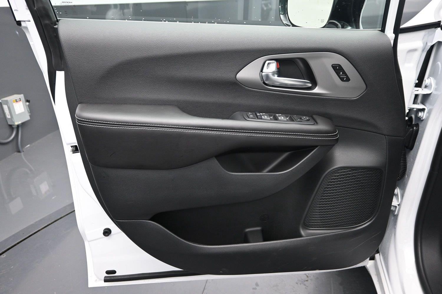 New 2027 Bright White Clearcoat Chrysler Select image 18