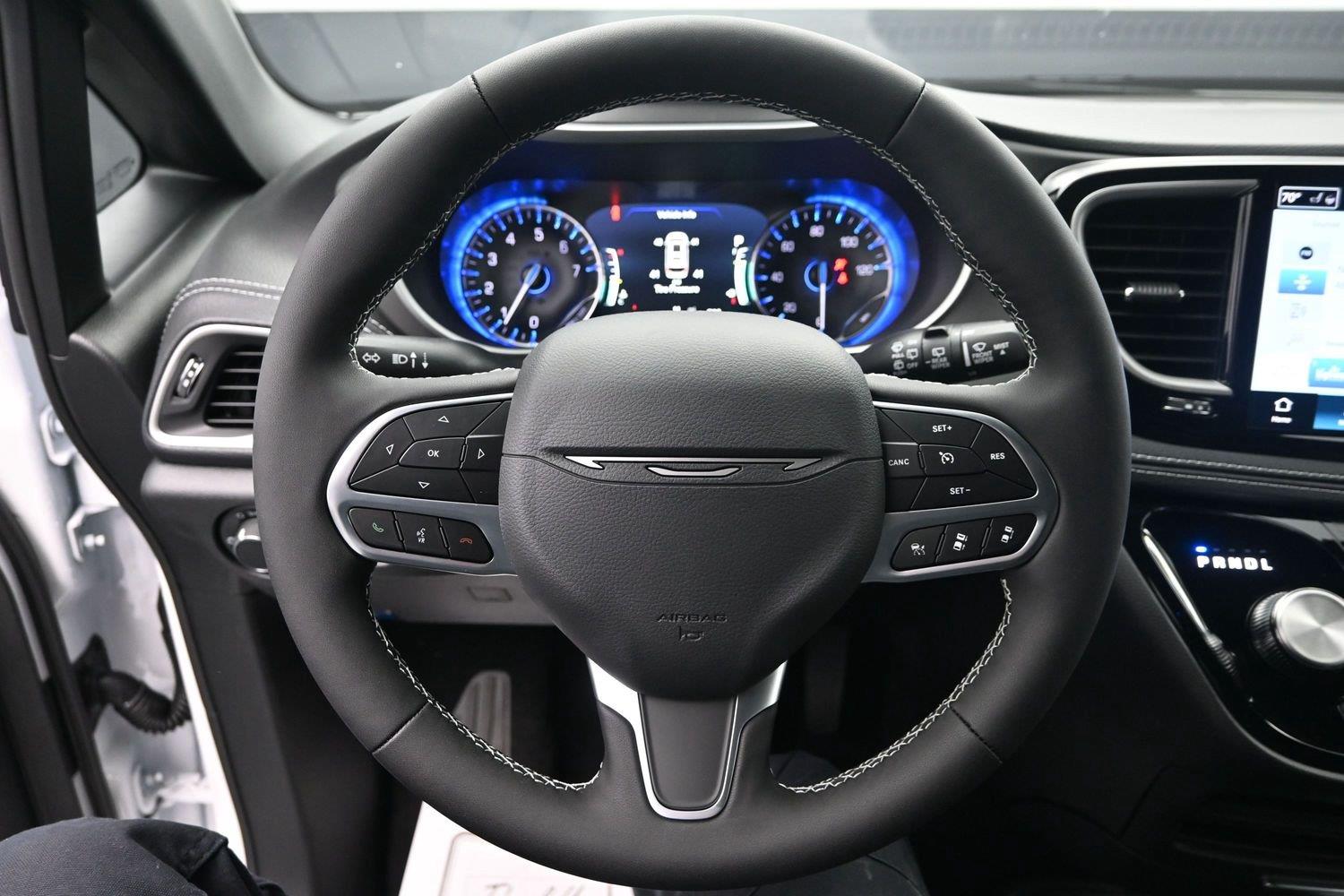 New 2027 Bright White Clearcoat Chrysler Select image 22
