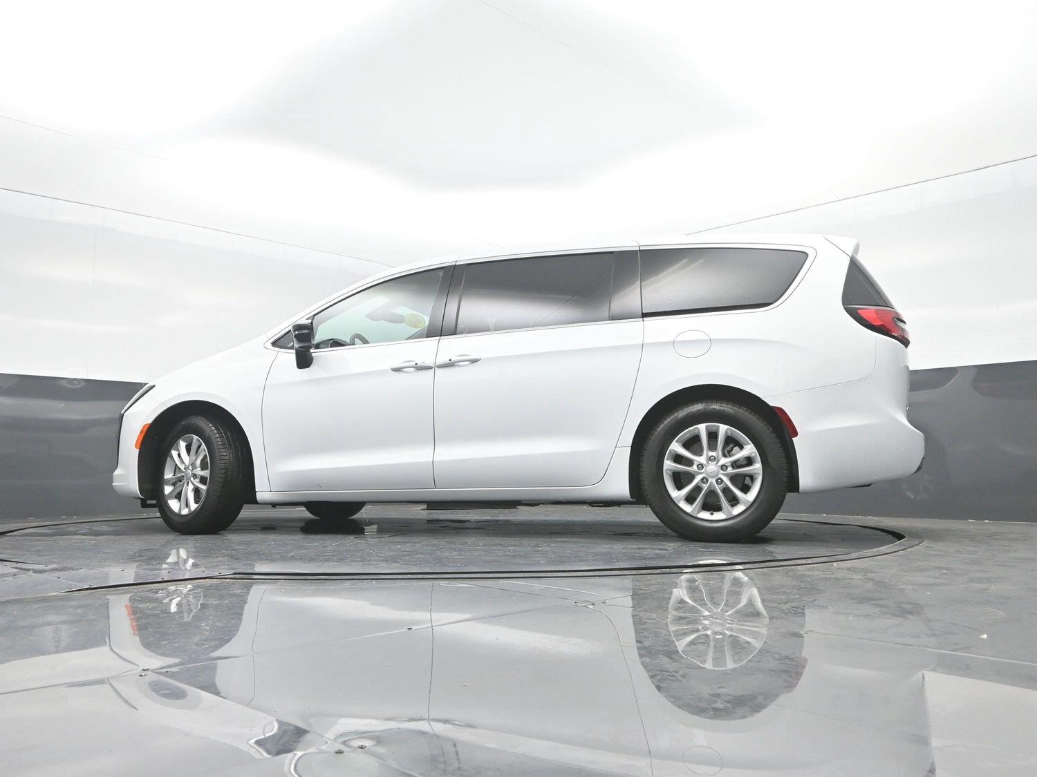 New 2027 Bright White Clearcoat Chrysler Select image 34