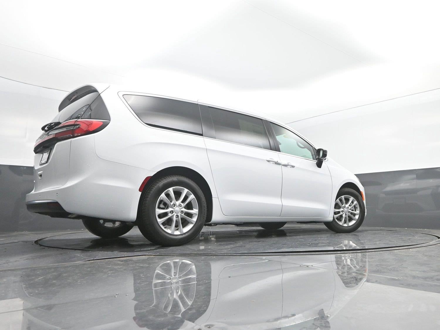 New 2027 Bright White Clearcoat Chrysler Select image 35