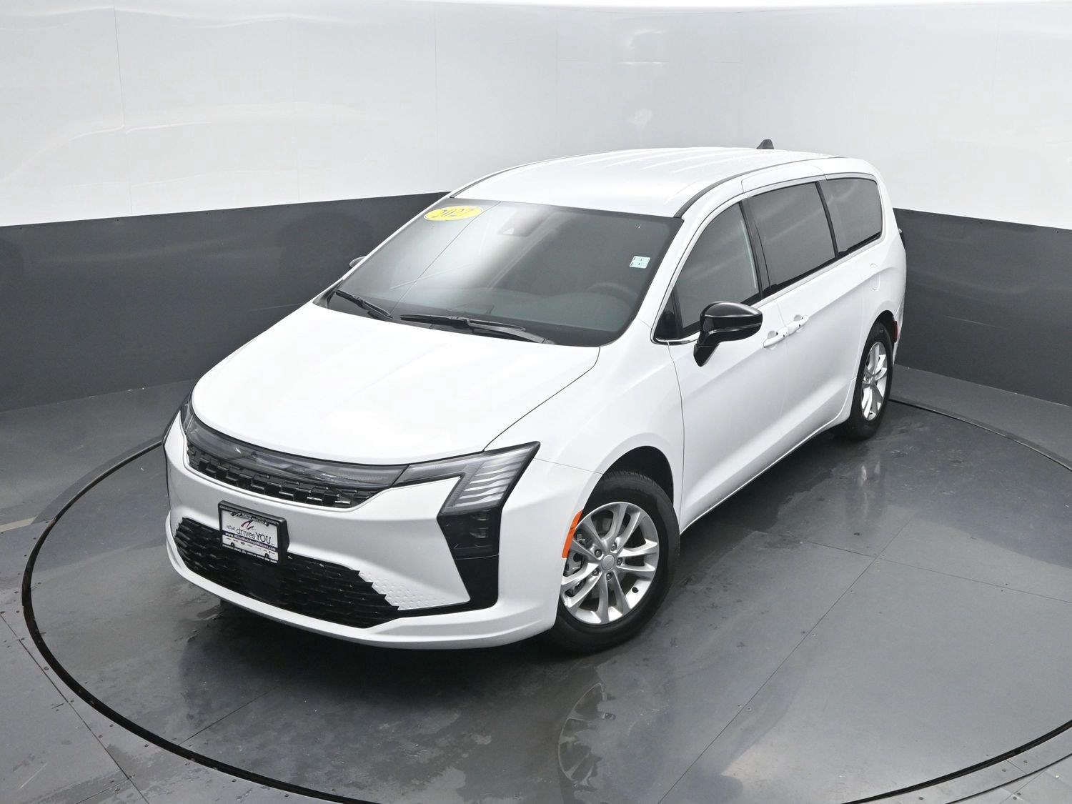 New 2027 Bright White Clearcoat Chrysler Select image 37